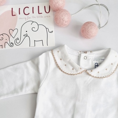 Body com gola aberta com picueta e ‘pontinhos’