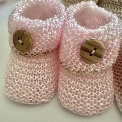 Carapins em perlé com botão amadeirado