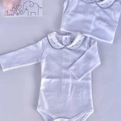 Body com gola aberta picueta e ‘pontinhos’