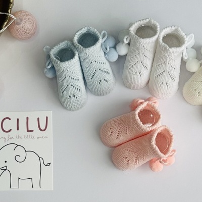 Meia de algodão com ‘pompom’ para recém-nascido