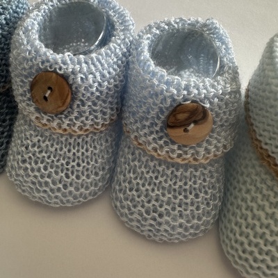 Carapins em perlé com botão amadeirado