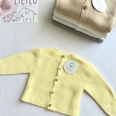 Casaco de malha de algodão com botões amadeirados