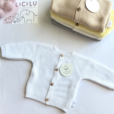 Casaco de malha de algodão com botões amadeirados