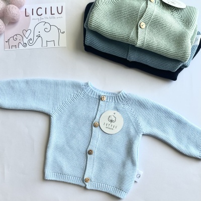 Casaco de malha de algodão com botões amadeirados