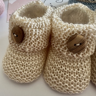 Carapins em perlé com botão amadeirado