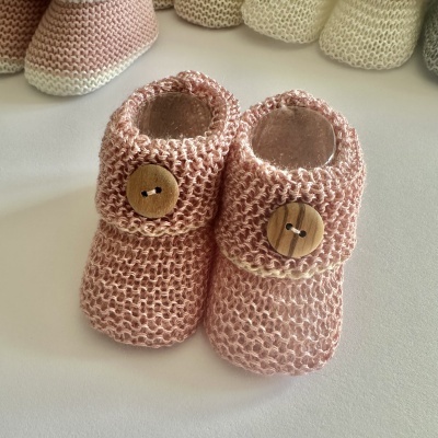 Carapins em perlé com botão amadeirado