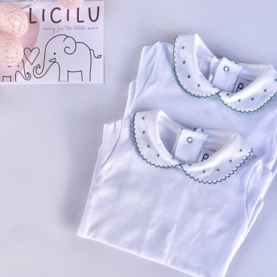 Body com gola aberta picueta e ‘pontinhos’