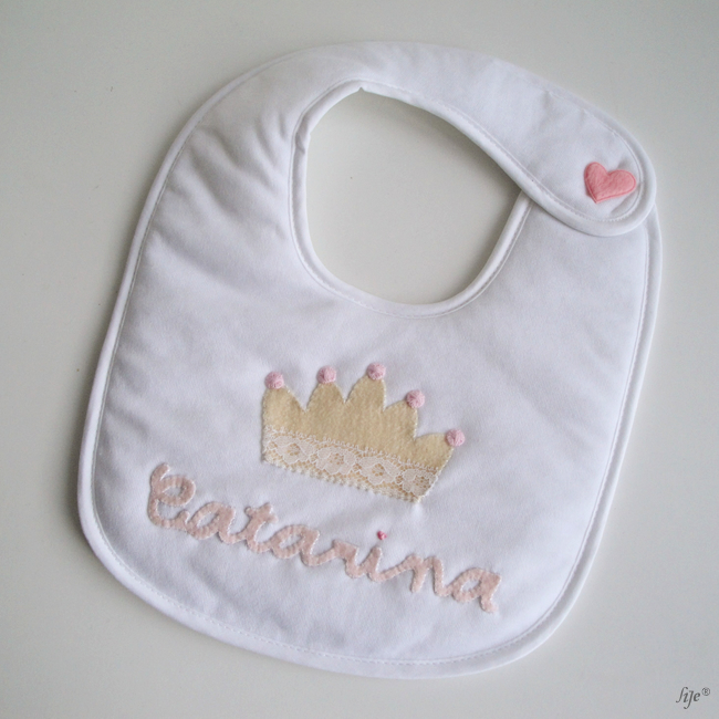 Babete branco com coroa bege e rosa, nome Catarina bordado e coração rosa