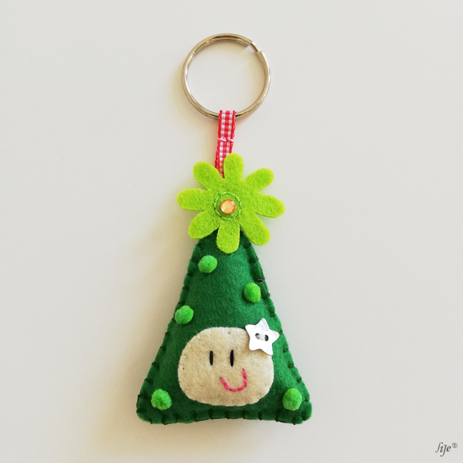 Porta-chaves árvore de Natal em feltro verde com carinha e detalhes coloridos