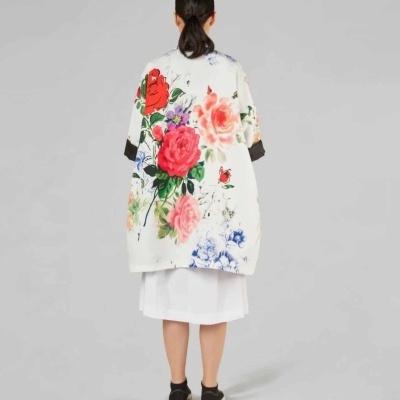 Casaco oversize branco com padrão floral colorido
