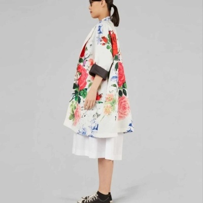 Casaco branco com padrão floral colorido em modelo de perfil