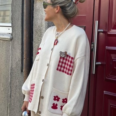 Casaco de malha branco com bolsos vermelhos de padrão xadrez e aplicações de ursinhos e flores