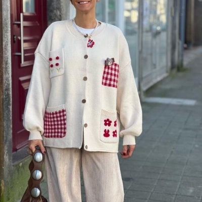 Casaco de malha branco com bolsos decorativos só mulher a passear na cidade.