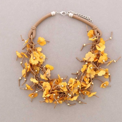 Colar Flores mostarda