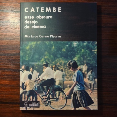 Capa do livro 'Catembe esse obscuro desejo de cinema' com fotografia colorida de pessoas e bicicleta
