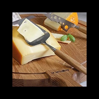 Tábuas de madeira redonda Boska com queijo e utensílios para corte
