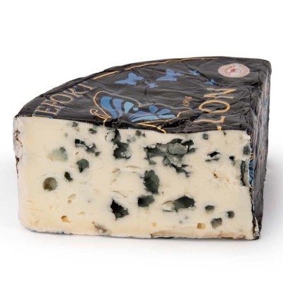 Queijo azul com embalagem preta decorada com borboletas e texto dourado.