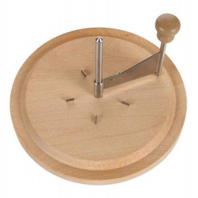 Fatiador manual de maçã redondo em madeira com lâmina metálica e pega em madeira