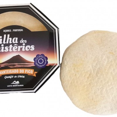 Queijo redondo com embalagem preta e texto em branco e laranja