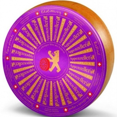 Roda de queijo Appenzeller com etiqueta roxa e texto dourado