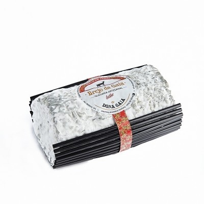 Queijo da Serra Donã Gaia com embalagem branca texturizada e etiqueta redonda