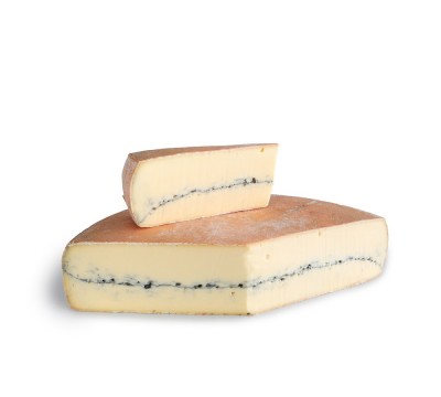 Queijo meia cura com camada azul no meio sobre fundo branco