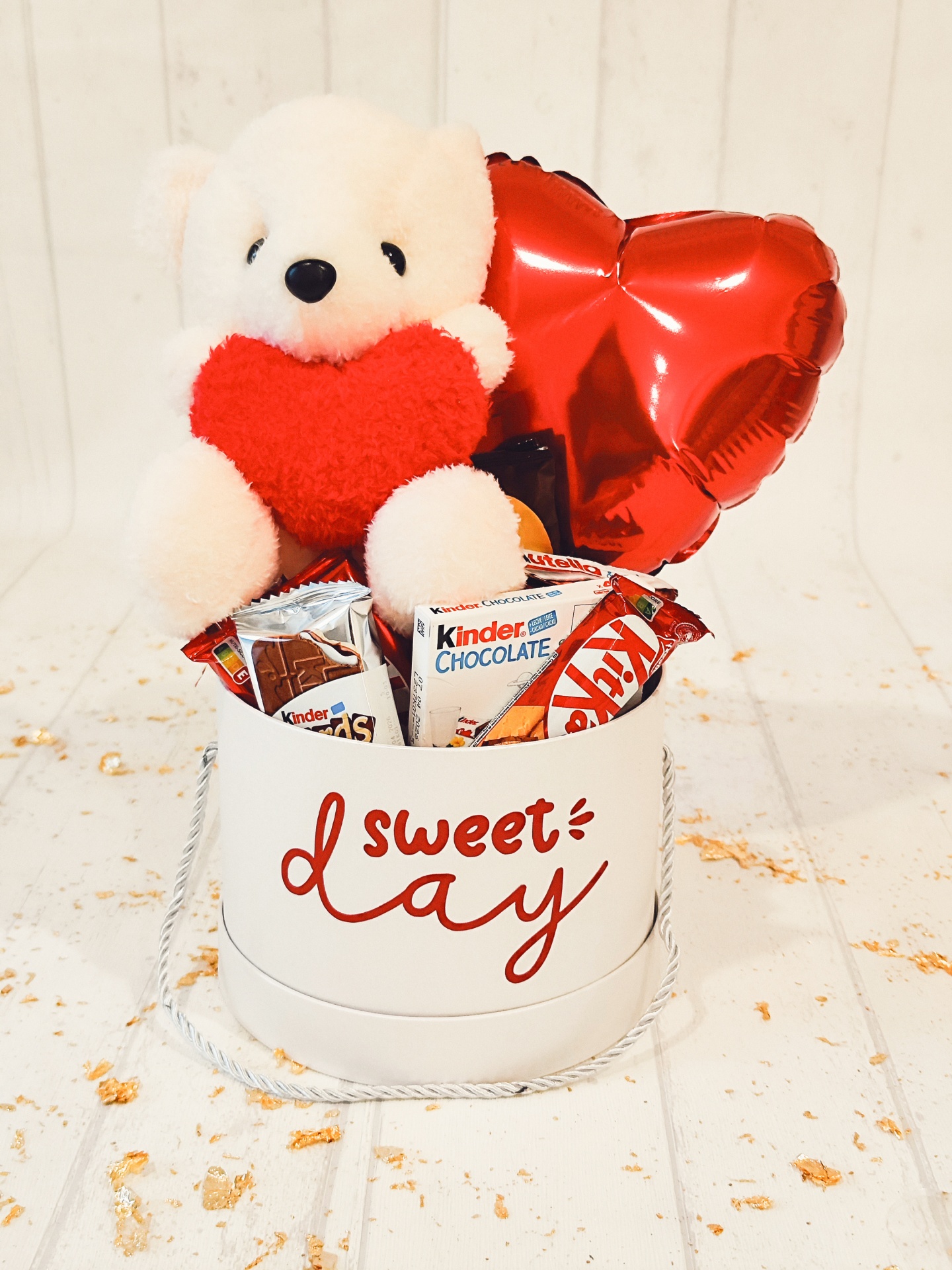 Caixa branca com ursinho branco, balão e chocolates