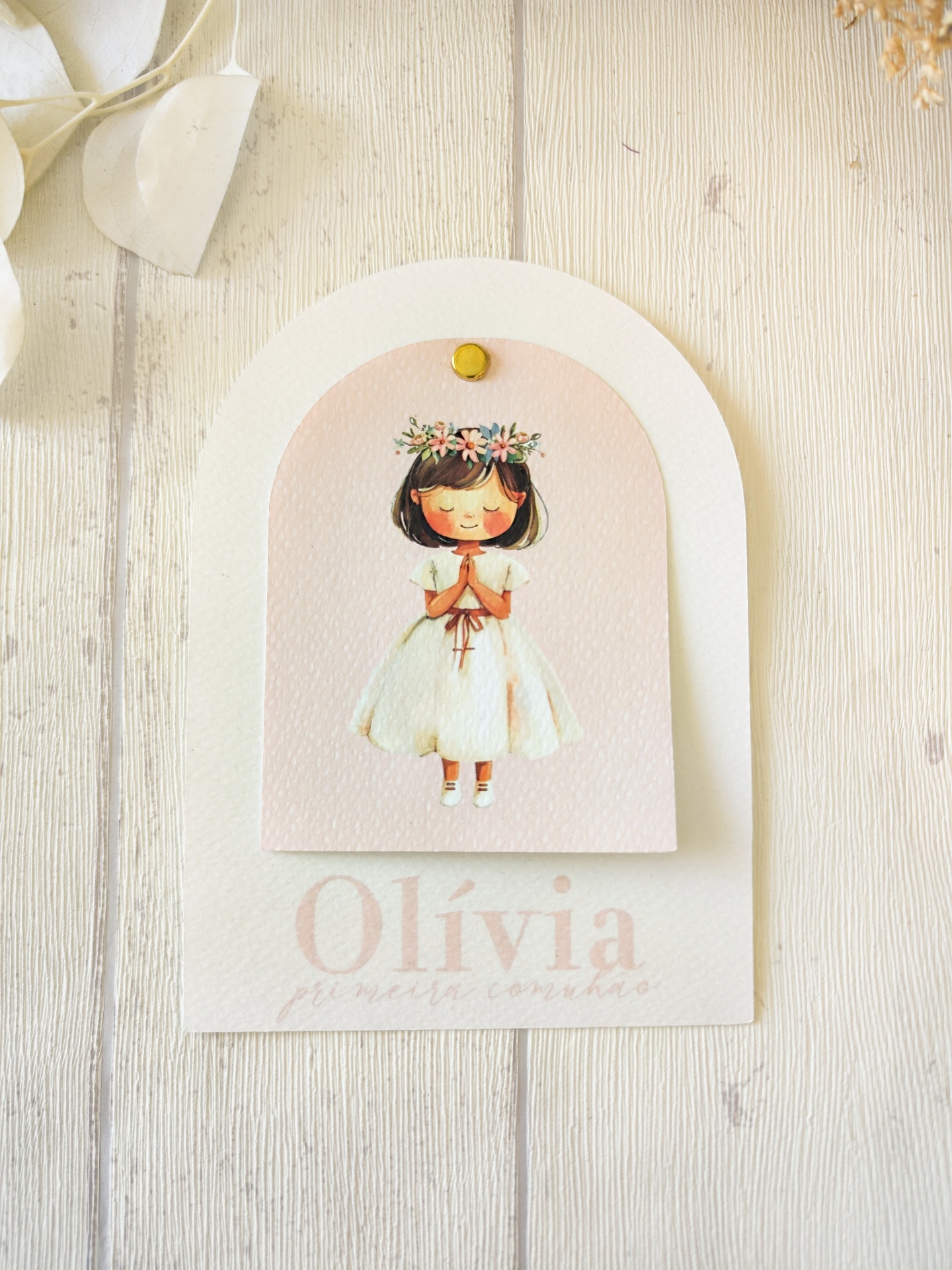 Cartão de primeira comunhão com ilustração de menina em vestido branco e coroa de flores