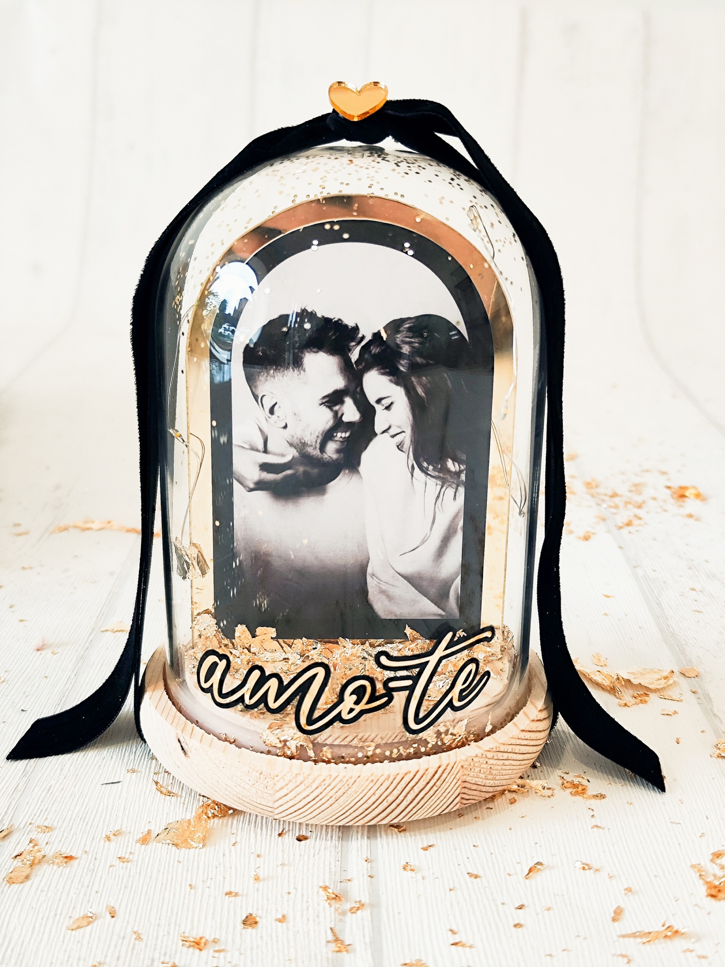 Presente decorativo com fotografia de casal em cúpula de vidro e base de madeira