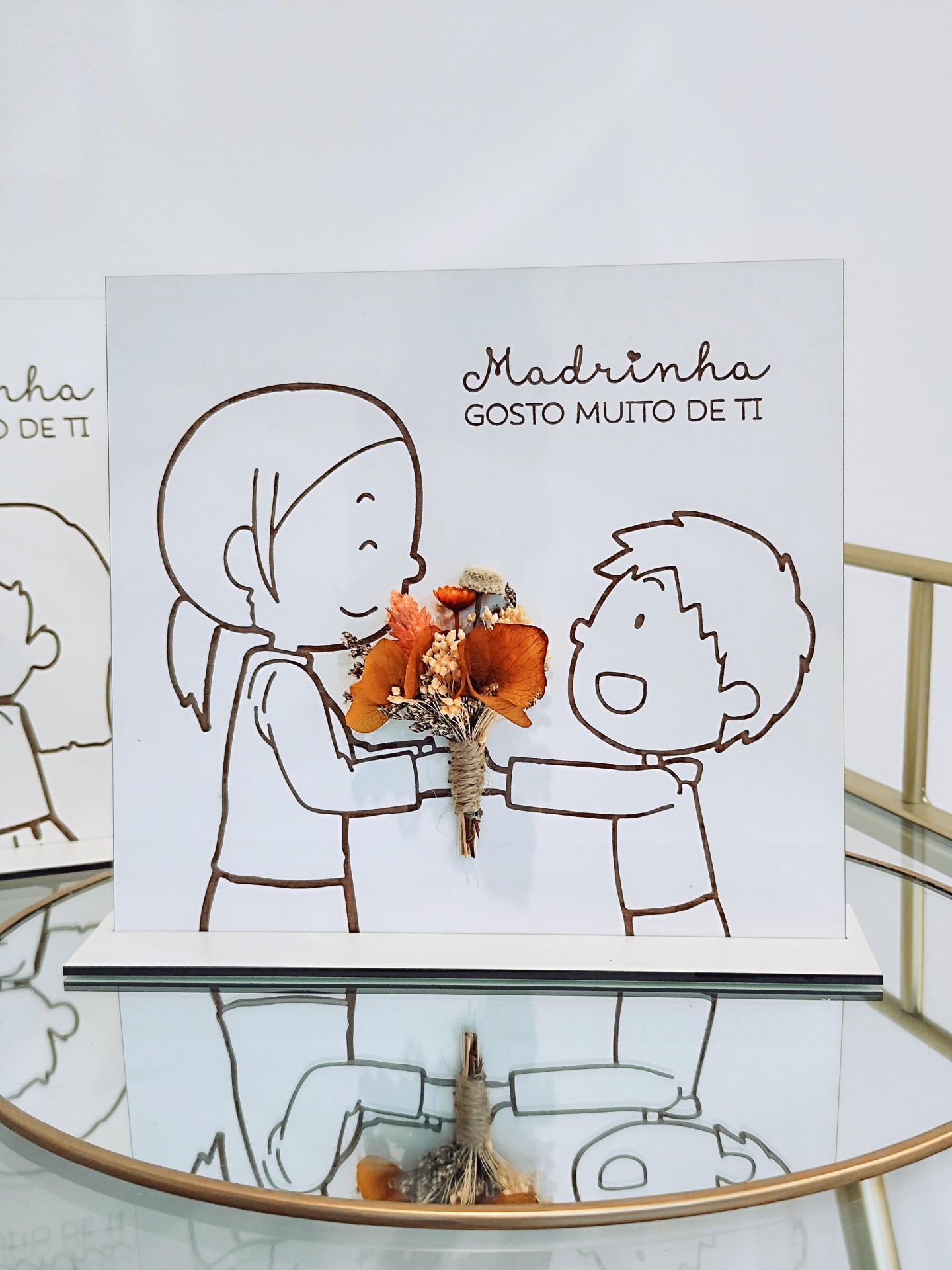 Placa decorativa com desenho de mulher e menino e texto para madrinha