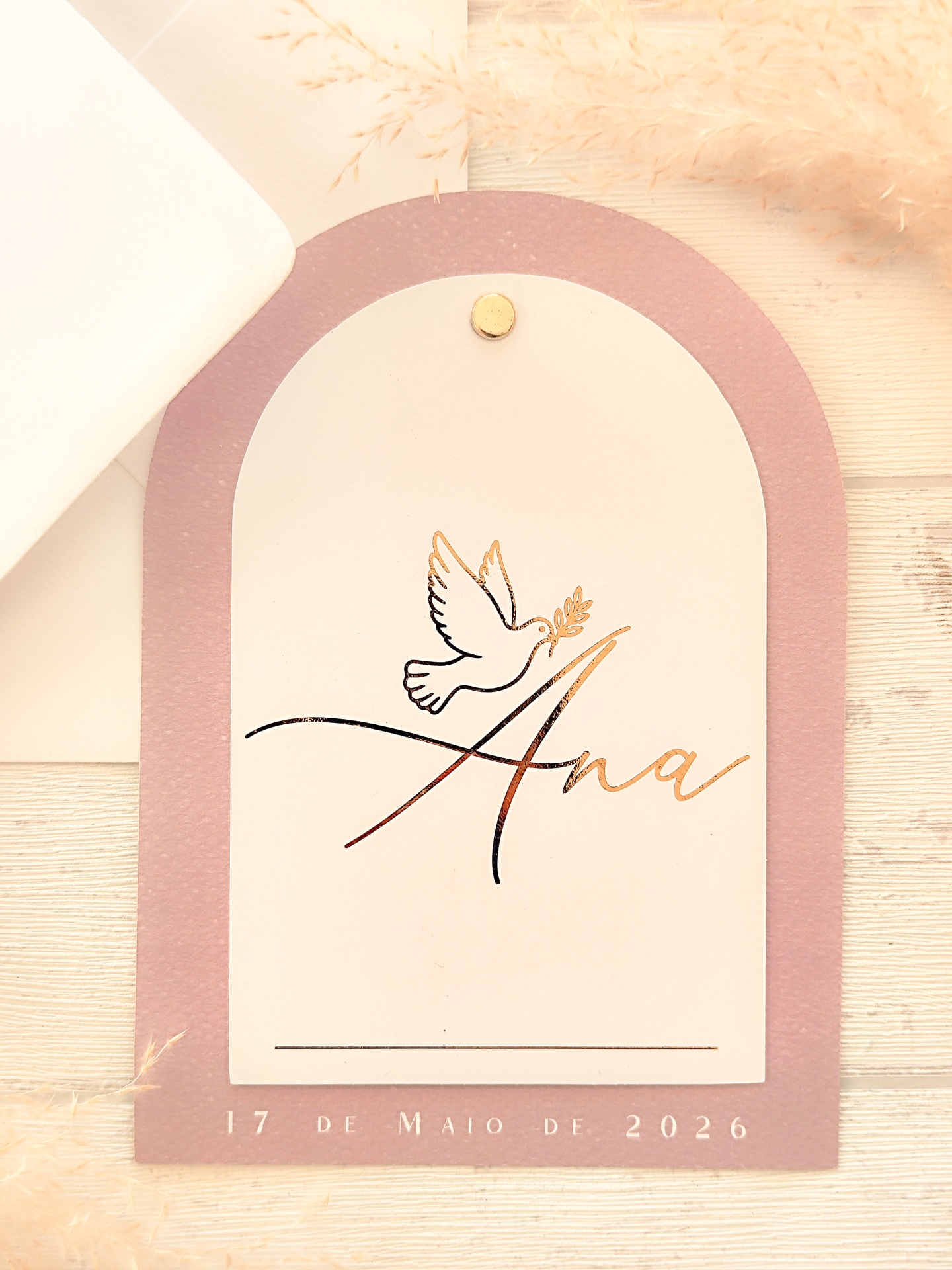 Convite com nome Ana em dourado e pomba, data 17 de Maio de 2026