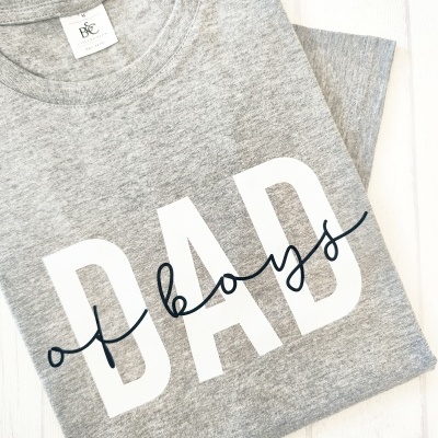 T-shirt cinza com estampa branca e preta 'DAD of boys'