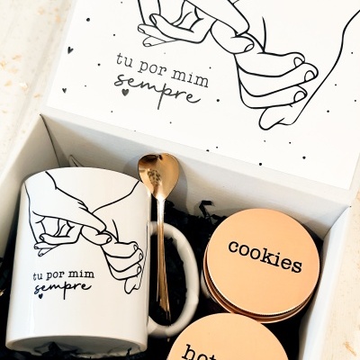 Conjunto de caneca, colher em forma de coração e frascos metálicos em caixa de presente