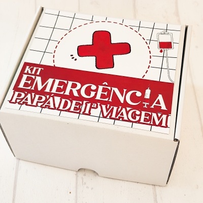 Caixa branca com etiqueta de kit de emergência para pais de primeira viagem