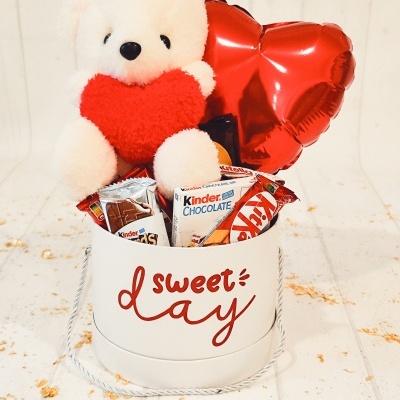 Caixa branca com ursinho branco, balão e chocolates