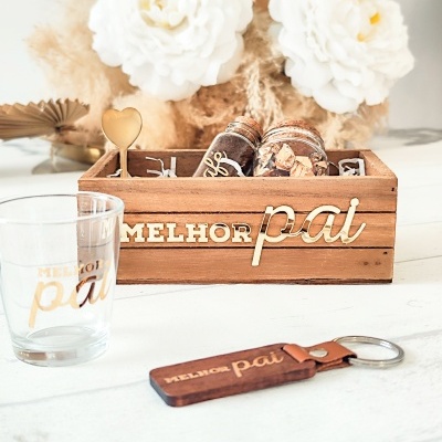 Conjunto presente para o melhor pai com caixa de madeira, copo, porta-chaves e decoração em fundo claro