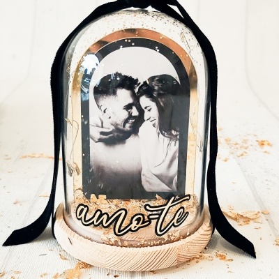 Presente decorativo com fotografia de casal em cúpula de vidro e base de madeira
