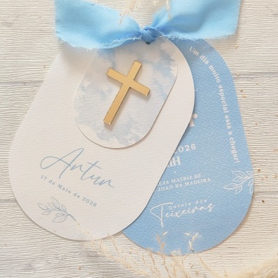 Cartão convite religioso azul e branco com crucifixo dourado e laço azul claro