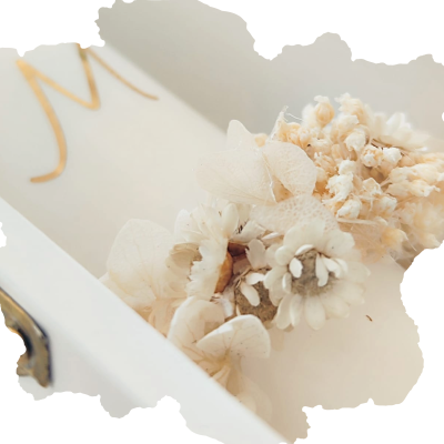 Arranjo floral decorativo com flores secas e detalhes translúcidos em fundo claro