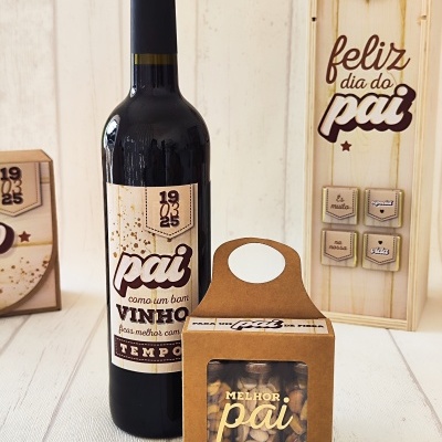Garrafa de vinho tinto com rótulo personalizado para o dia do pai e caixa de amendoins com mensagem semelhante