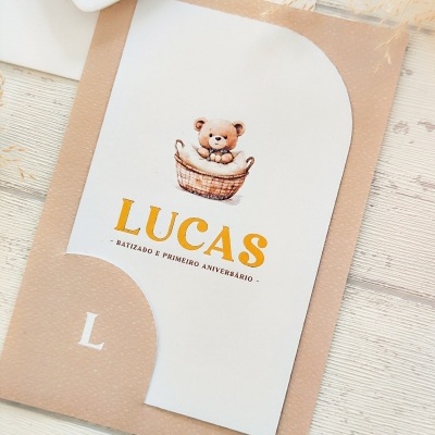 Convite branco e bege com urso de peluche e texto para batizado e aniversário