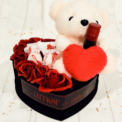 Caixa coração com rosas vermelhas, ursinho branco, coração vermelho e garrafa pequena