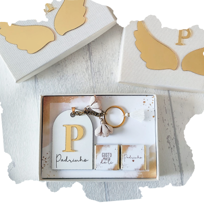 Conjunto de lembranças para padrinho com chaveiro, cartão e embalagem com asa e letra P dourada