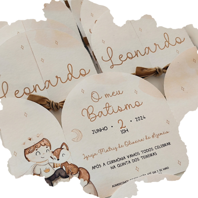 Convite redondo para batismo com texto e ilustração infantil