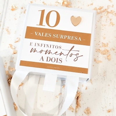 Caixa branca com 10 vales surpresa de momentos a dois, com texto castanho e dourado e coração dourado