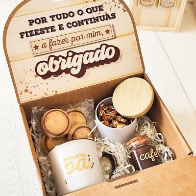 Conjunto de presente para pai com caneca, frasco de café, biscoitos em caixa de cartão aberta