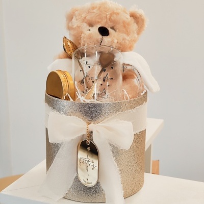 Conjunto de presente com ursinho de peluche, caneca e colher em caixa brilhante dourada com fita branca