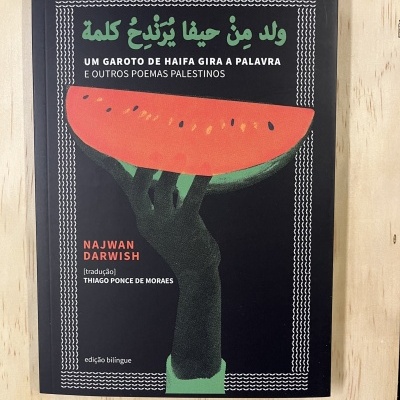 Um garoto de Haifa gira a palavra e outros poemas palestinos, de Najwan Darwish
