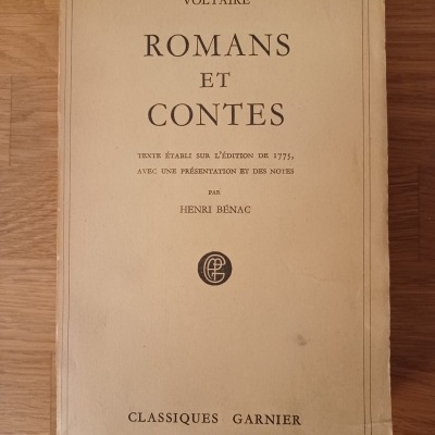 Romans et Contes, de Voltaire (livro em francês)