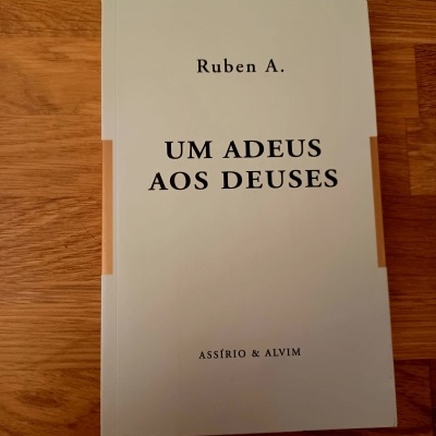 Um Adeus aos Deuses, de Ruben A.